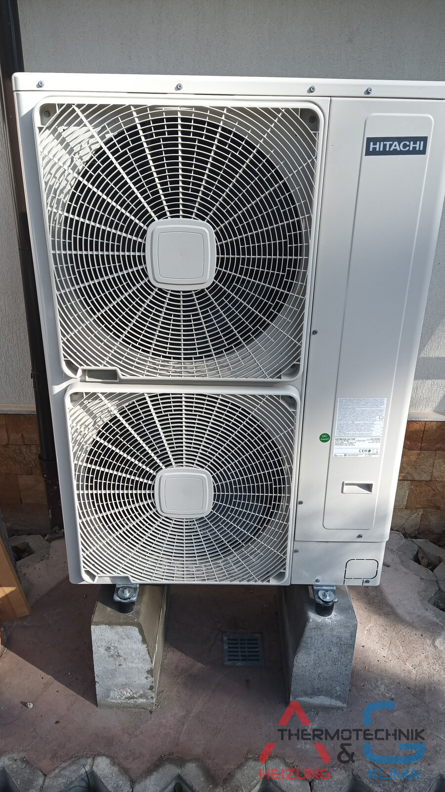 Heizungsanlage mit Luft-Wasser-Wärmepumpe HITACHI Yutaki S 25 kW