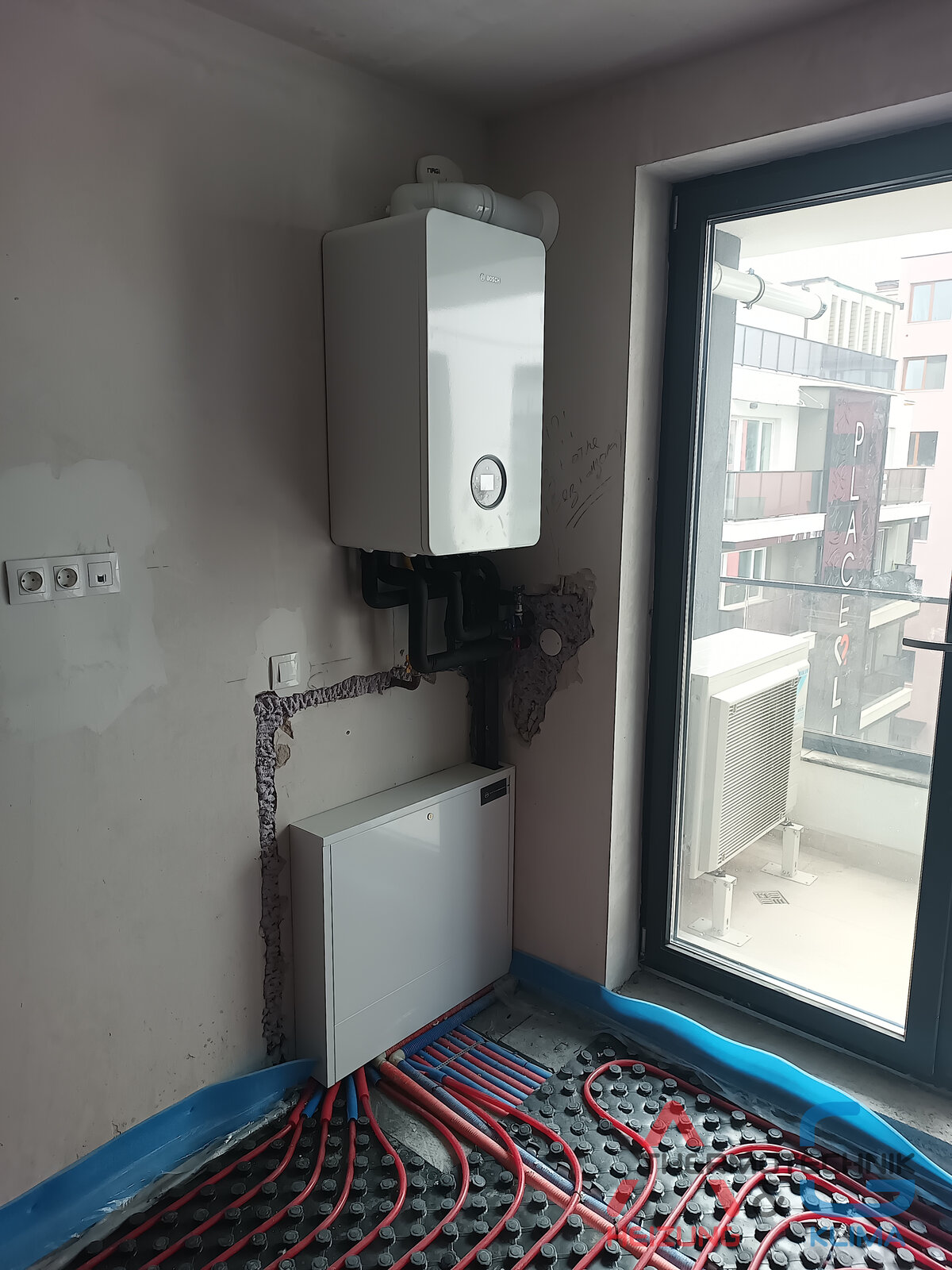 Gaskessel BOSCH Condense 7000i, Multisplit-Klimaanlage Daikin, Fußbodenheizung in einer Wohnung - Bild 6