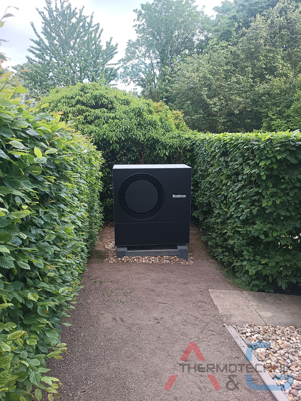 Luft-Wasser-Wärmepumpe Hybrid-Heizsysteme Buderus Logaplus WLW-7 (R290) mit Gas-Brennwertgeräte in NRW - Bild 2