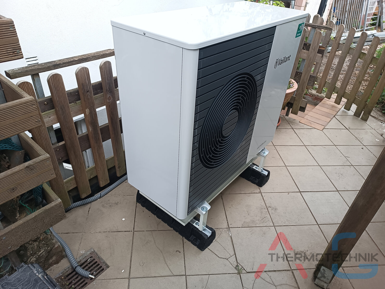 Luft-Wasser-Wärmepumpe Vaillant aroTHERM plus (R290) mit HHS Hybrid System in Rheinland-Pfalz